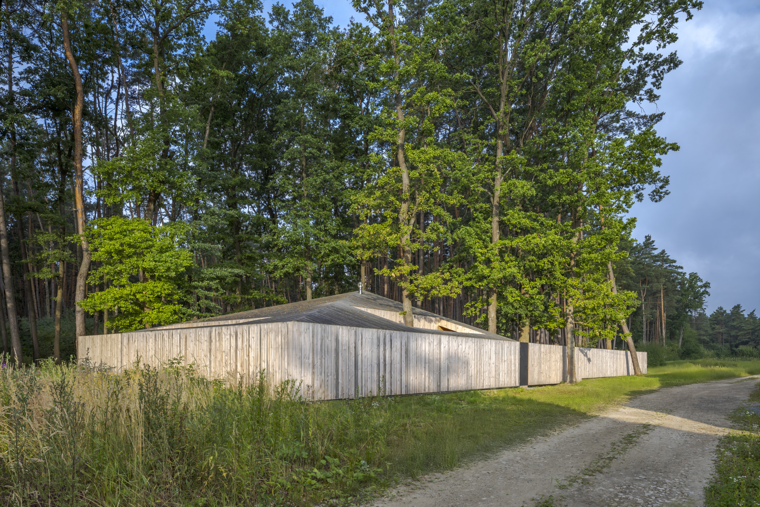 Modern Ukrainian hrazhda – style private residence
